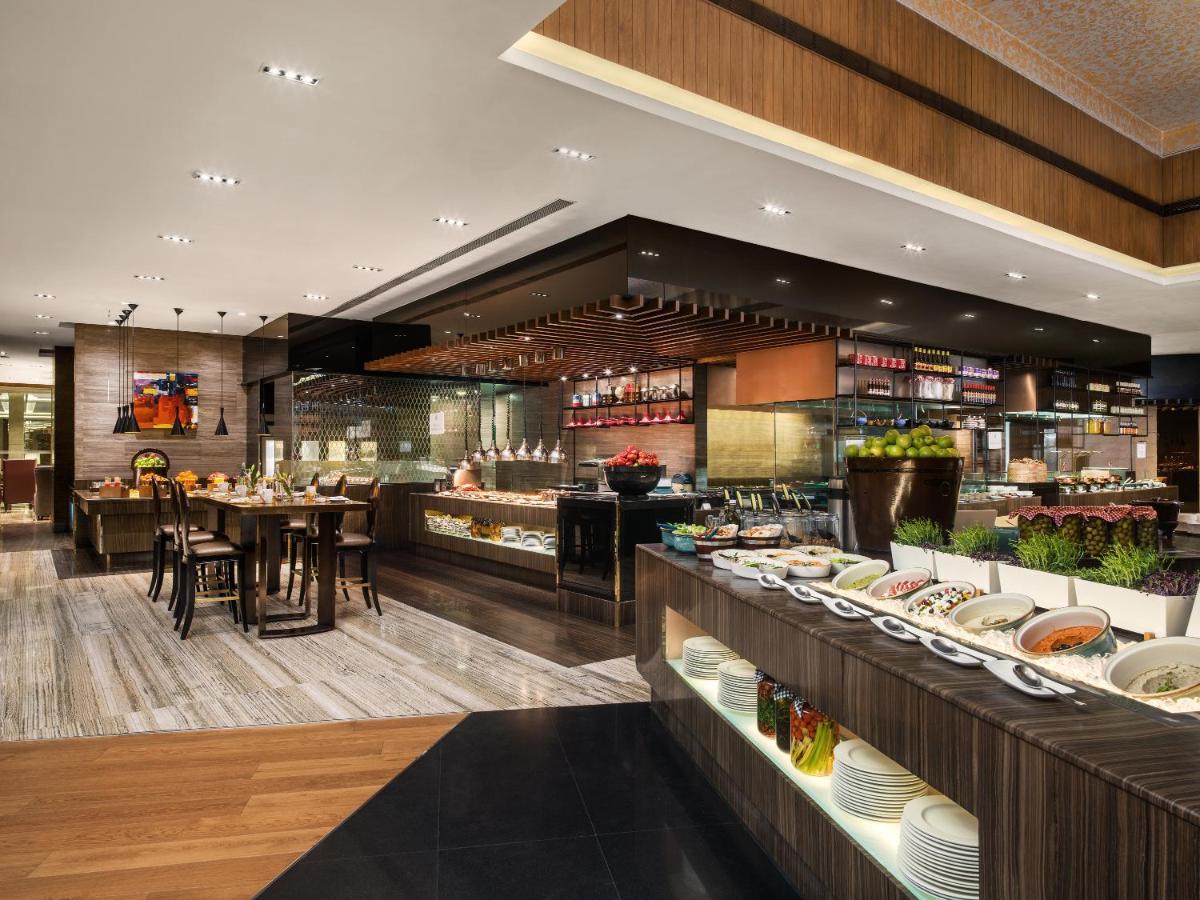 Hotel The St. Regis Bombay Exterior foto The buffet at The Mira