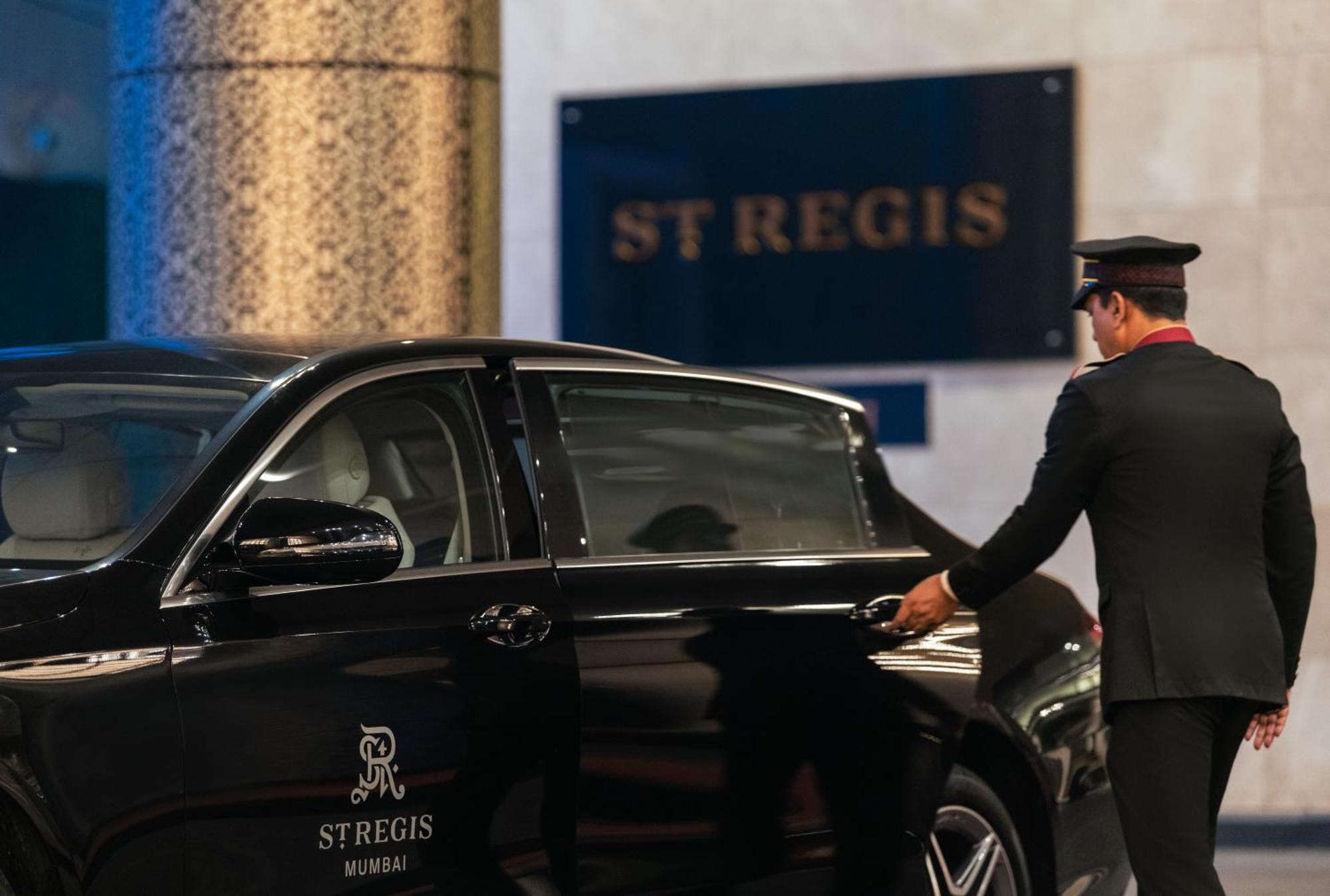 Hotel The St. Regis Bombay Exterior foto A chauffeur opening the door of a car